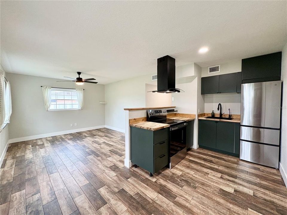 For Sale: $299,900 (3 beds, 1 baths, 897 Square Feet)