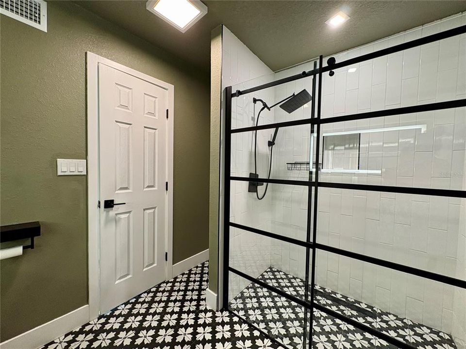 For Sale: $299,900 (3 beds, 1 baths, 897 Square Feet)