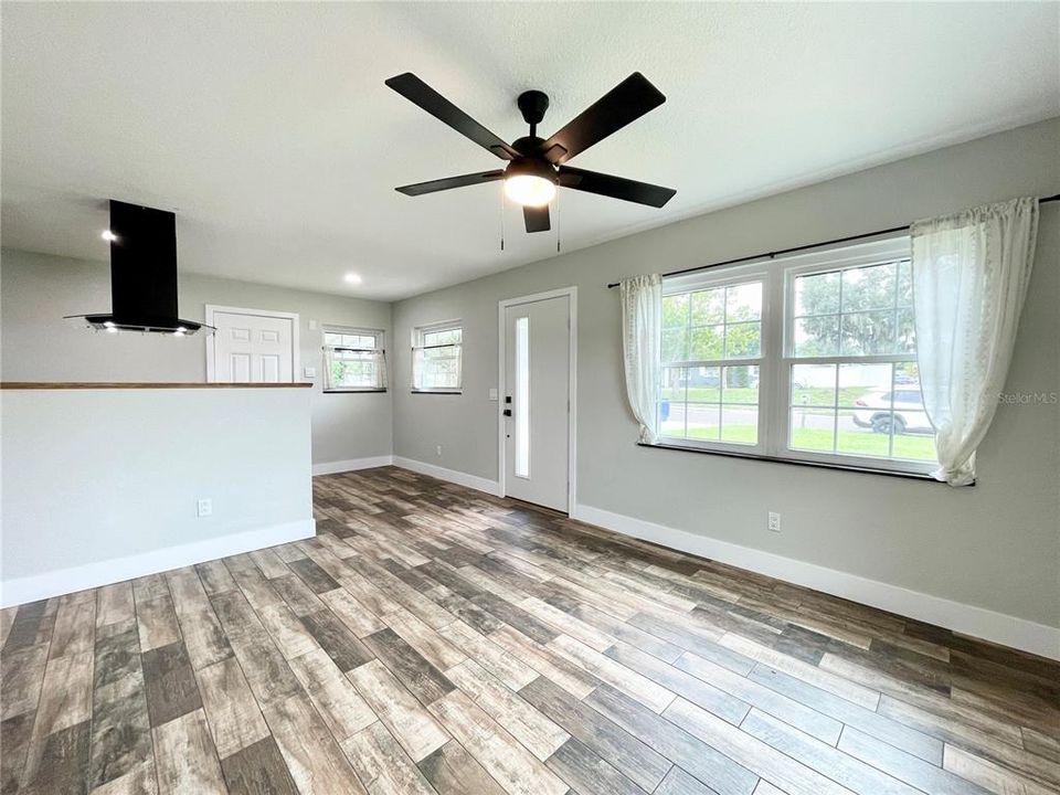 For Sale: $299,900 (3 beds, 1 baths, 897 Square Feet)