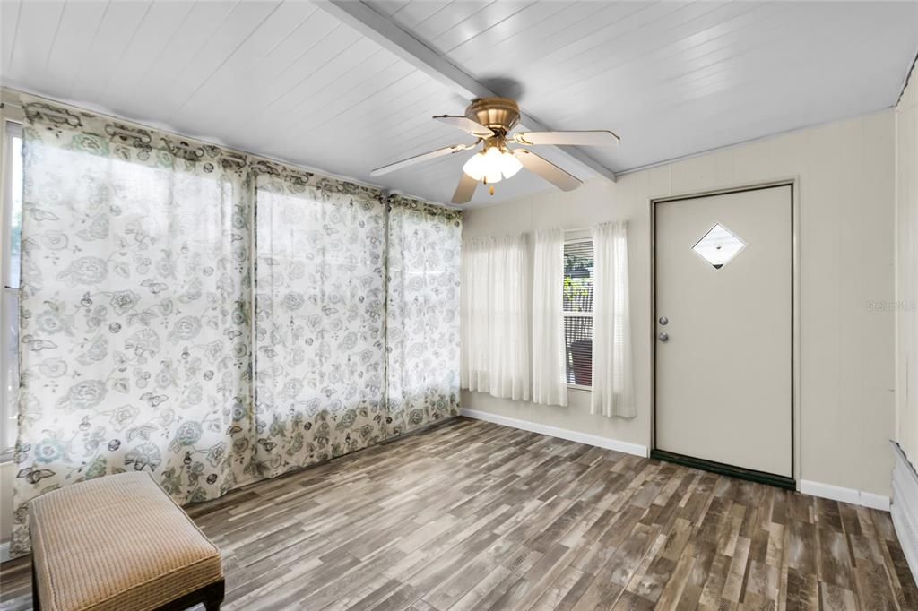 For Sale: $129,900 (2 beds, 1 baths, 720 Square Feet)