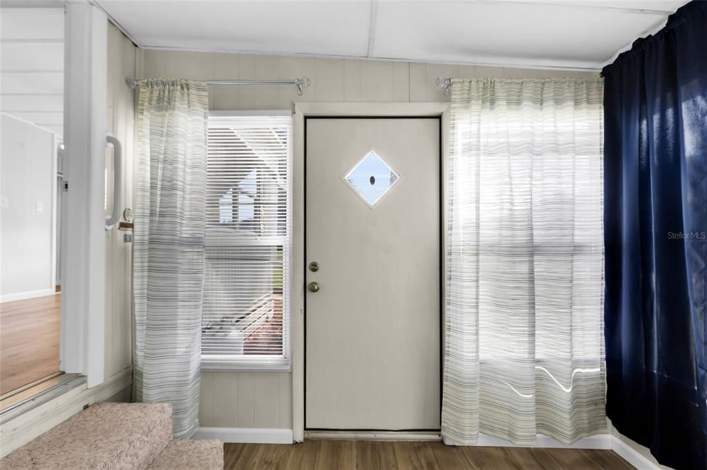 For Sale: $129,900 (2 beds, 1 baths, 720 Square Feet)