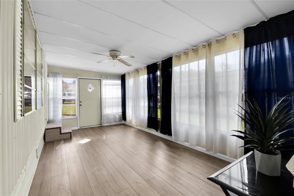 For Sale: $129,900 (2 beds, 1 baths, 720 Square Feet)