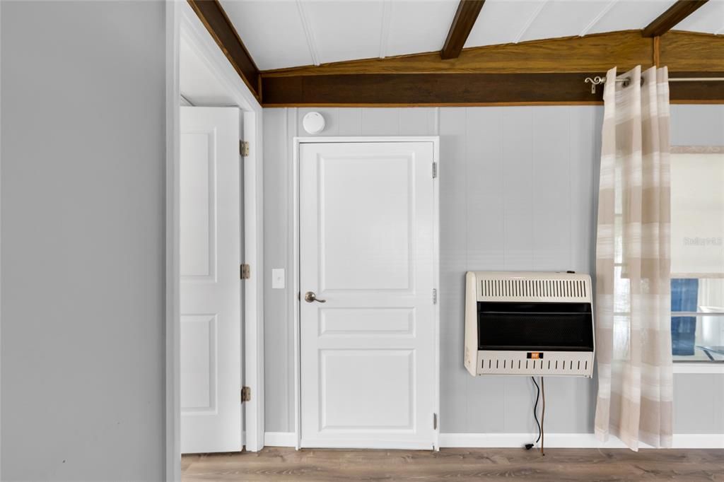 For Sale: $129,900 (2 beds, 1 baths, 720 Square Feet)