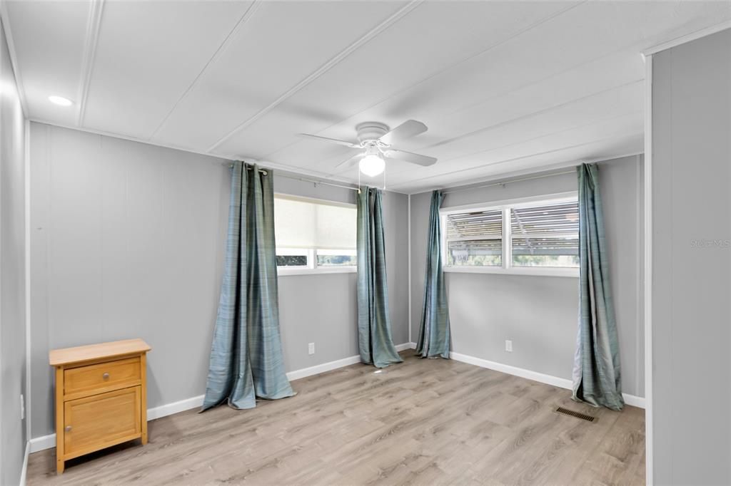 For Sale: $129,900 (2 beds, 1 baths, 720 Square Feet)