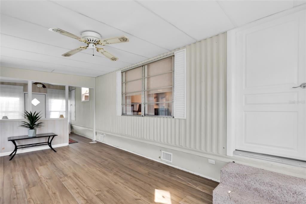 For Sale: $129,900 (2 beds, 1 baths, 720 Square Feet)