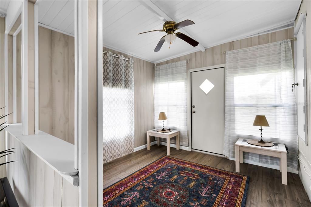 For Sale: $129,900 (2 beds, 1 baths, 720 Square Feet)