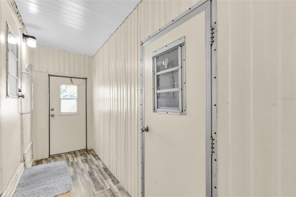 For Sale: $129,900 (2 beds, 1 baths, 720 Square Feet)