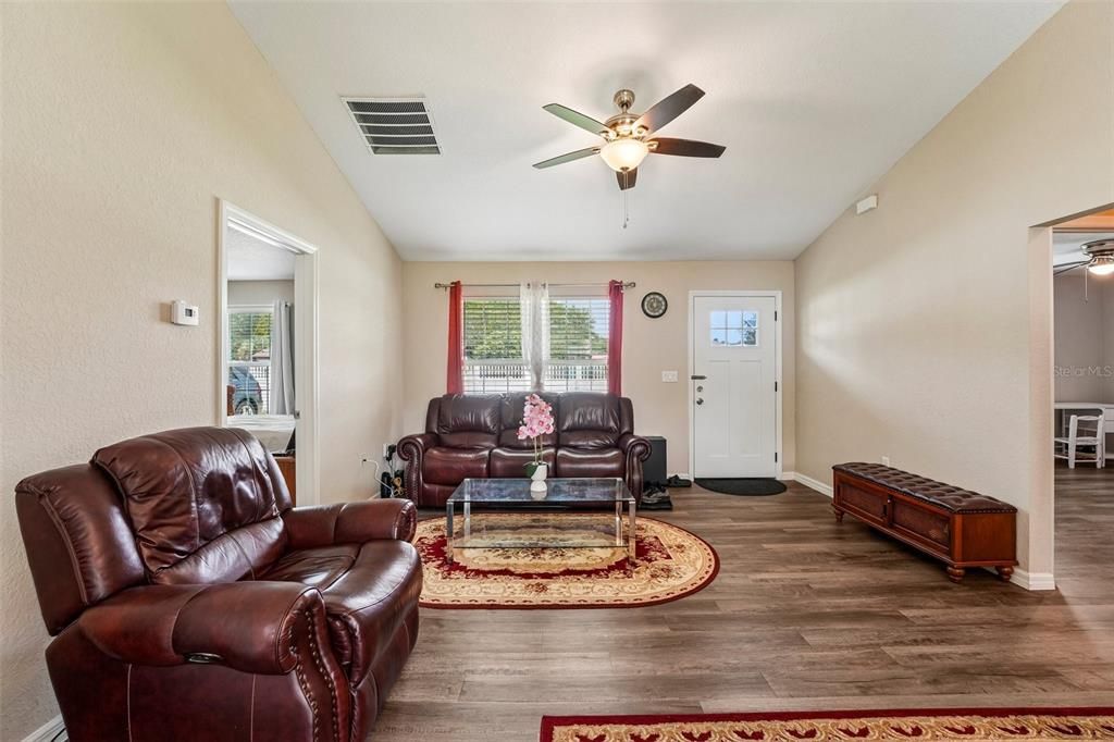 For Sale: $299,900 (3 beds, 2 baths, 1238 Square Feet)