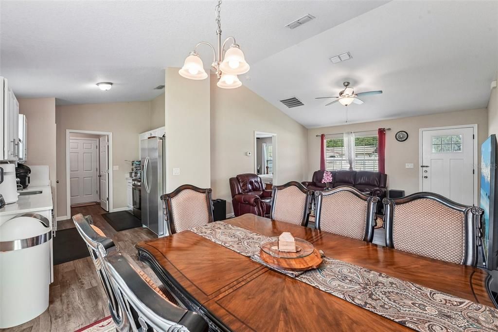 For Sale: $299,900 (3 beds, 2 baths, 1238 Square Feet)
