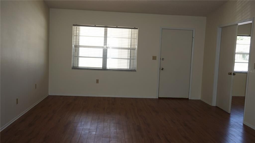 For Sale: $215,000 (2 beds, 1 baths, 1020 Square Feet)