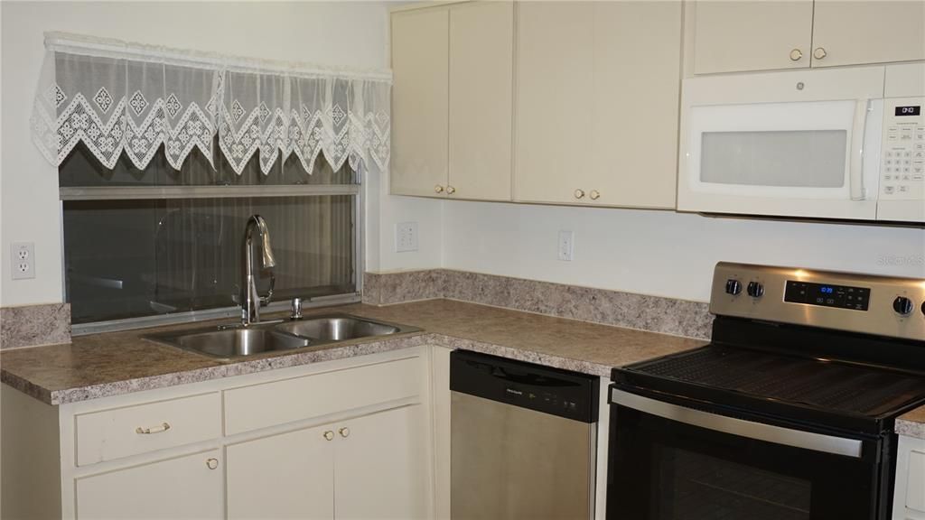 For Sale: $215,000 (2 beds, 1 baths, 1020 Square Feet)