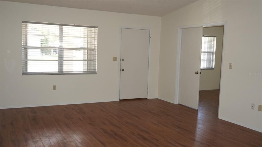 For Sale: $215,000 (2 beds, 1 baths, 1020 Square Feet)
