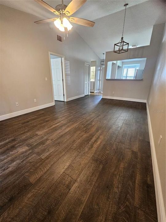 For Sale: $189,000 (1 beds, 1 baths, 709 Square Feet)