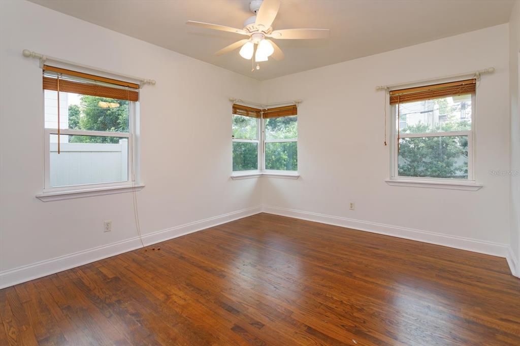 For Rent: $3,500 (3 beds, 2 baths, 1420 Square Feet)