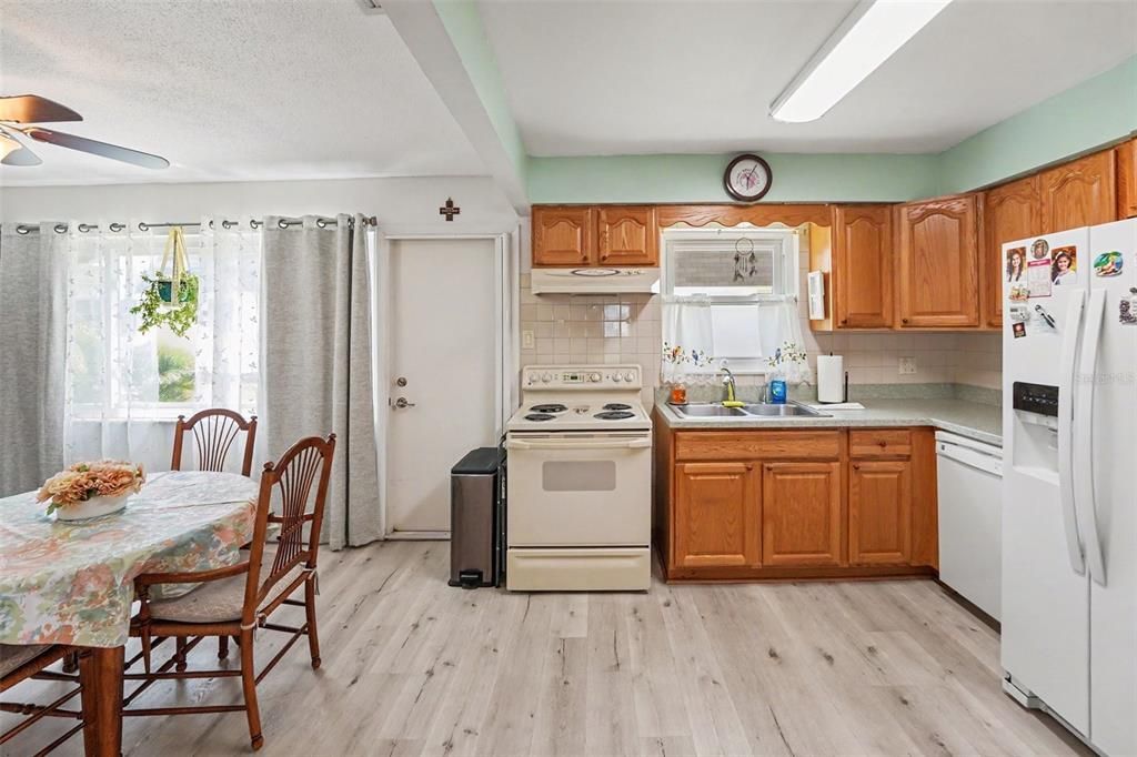 For Sale: $110,000 (2 beds, 2 baths, 1109 Square Feet)