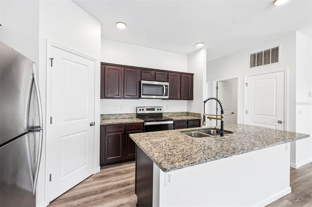 For Sale: $325,000 (3 beds, 2 baths, 1537 Square Feet)