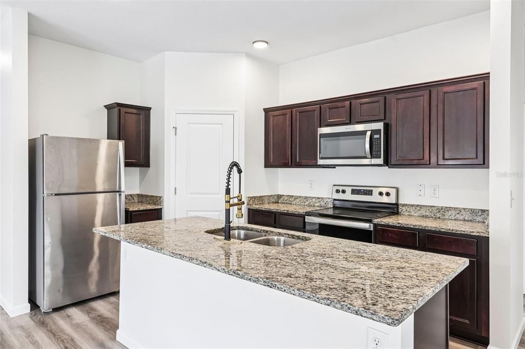 For Sale: $325,000 (3 beds, 2 baths, 1537 Square Feet)