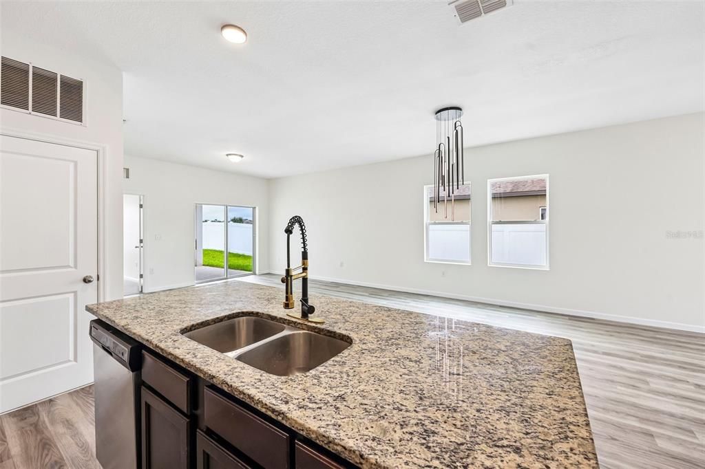 For Sale: $325,000 (3 beds, 2 baths, 1537 Square Feet)