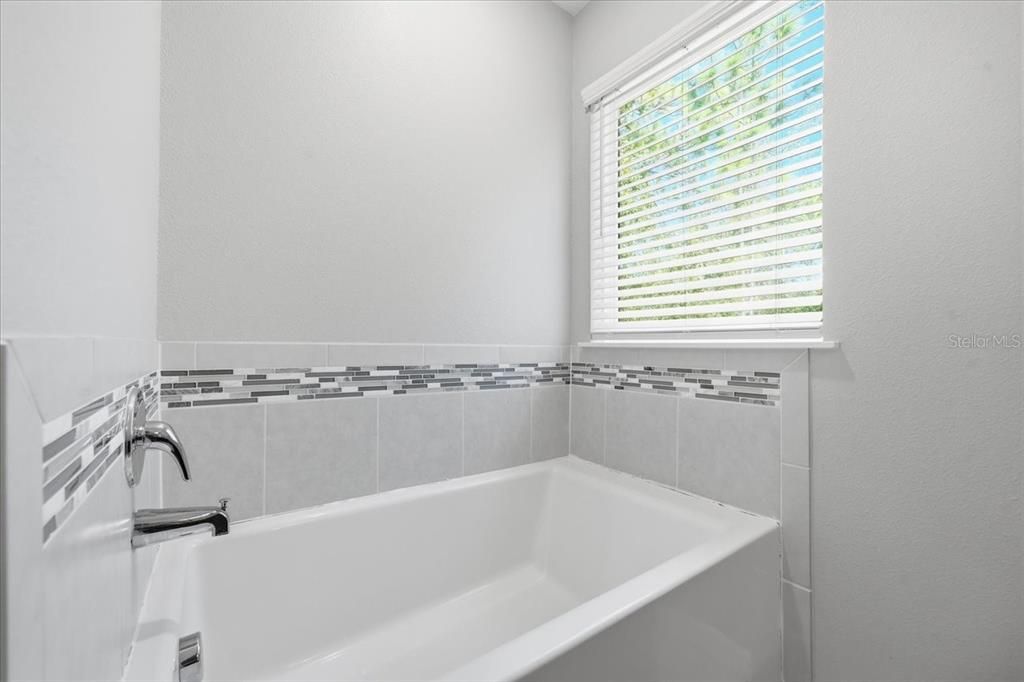 For Sale: $489,000 (4 beds, 3 baths, 2466 Square Feet)