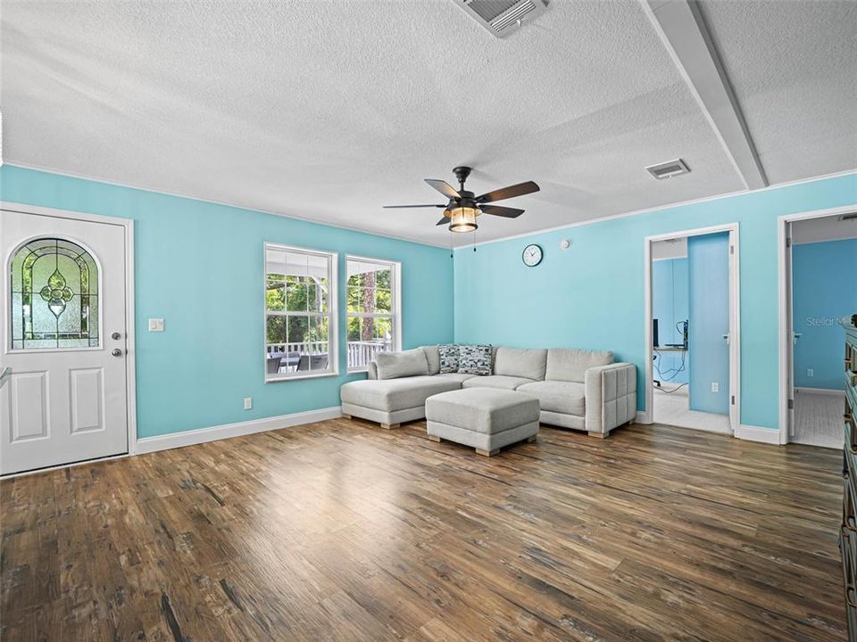 For Sale: $299,907 (3 beds, 2 baths, 1269 Square Feet)