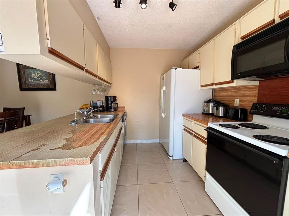 For Sale: $220,000 (2 beds, 2 baths, 1285 Square Feet)