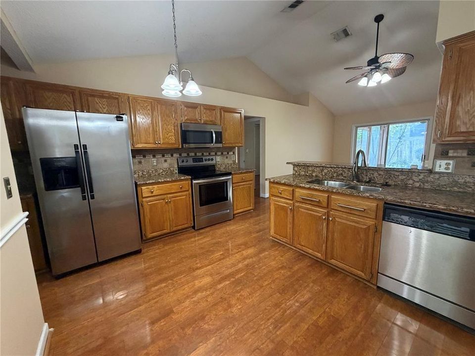 For Rent: $2,400 (3 beds, 2 baths, 1402 Square Feet)