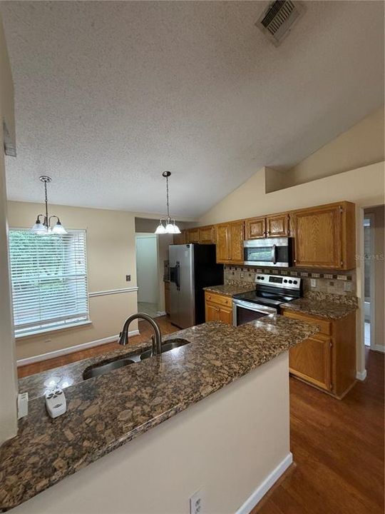 For Rent: $2,400 (3 beds, 2 baths, 1402 Square Feet)