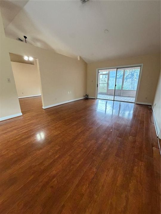 For Rent: $2,400 (3 beds, 2 baths, 1402 Square Feet)