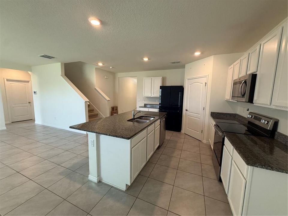 For Rent: $3,100 (5 beds, 3 baths, 2626 Square Feet)