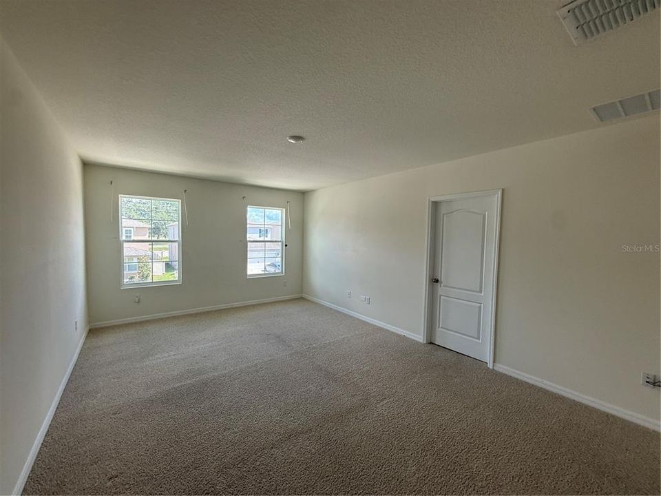 For Rent: $3,100 (5 beds, 3 baths, 2626 Square Feet)
