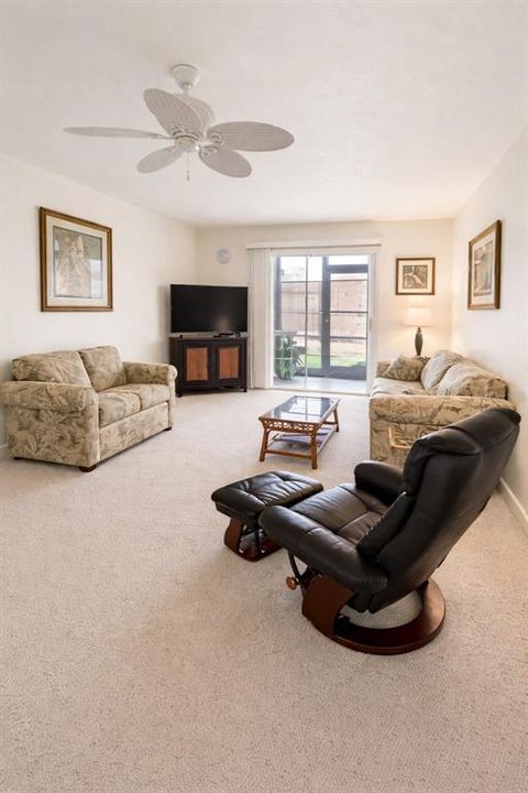 For Sale: $239,000 (2 beds, 2 baths, 1102 Square Feet)