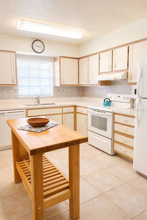 For Sale: $239,000 (2 beds, 2 baths, 1102 Square Feet)