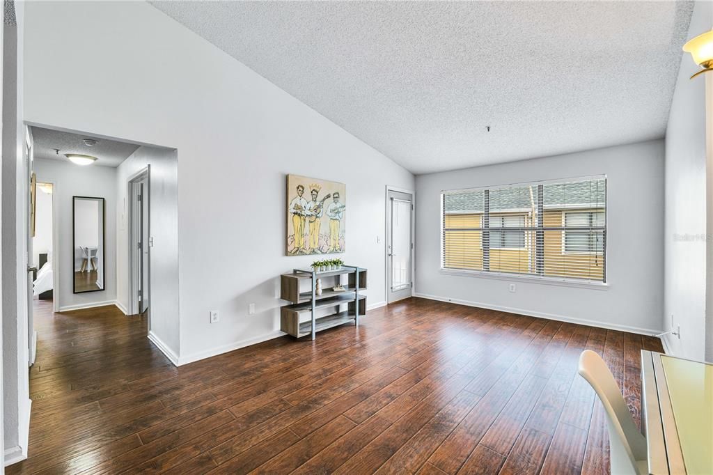For Rent: $1,695 (2 beds, 1 baths, 857 Square Feet)