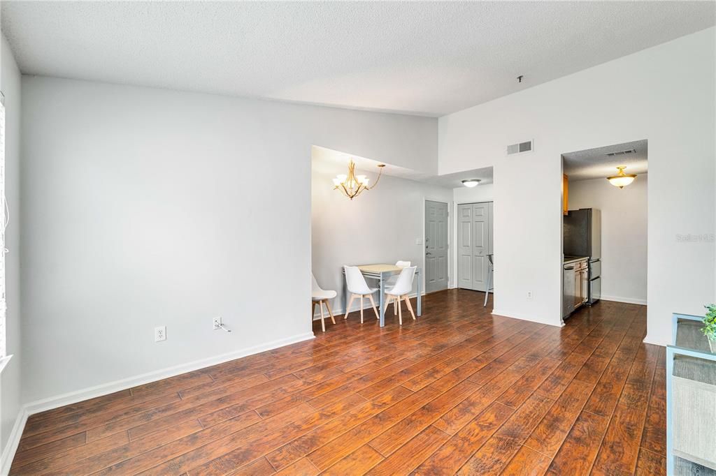 For Rent: $1,695 (2 beds, 1 baths, 857 Square Feet)