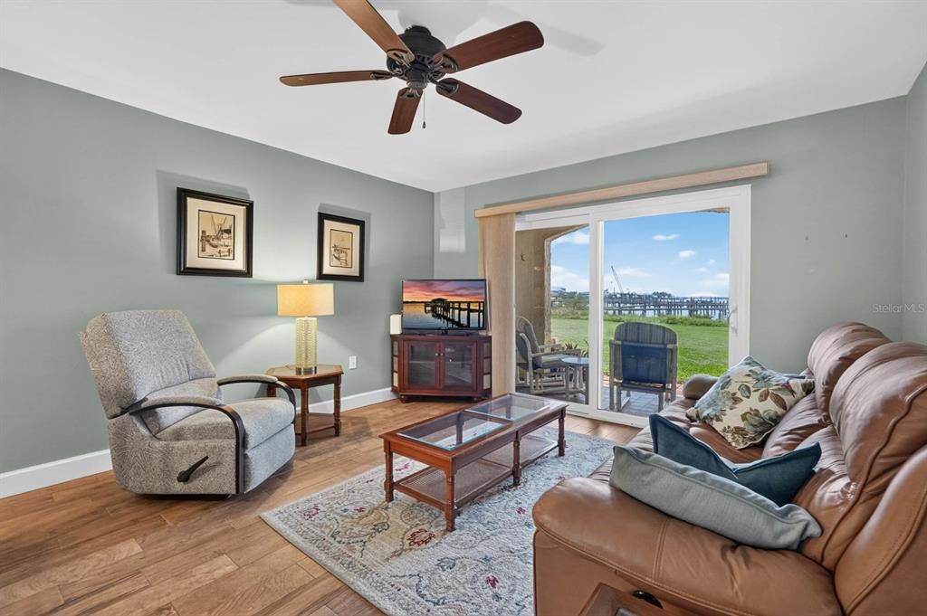 На продажу: $385,000 (2 спален, 2 ванн, 1045 Квадратных фут)