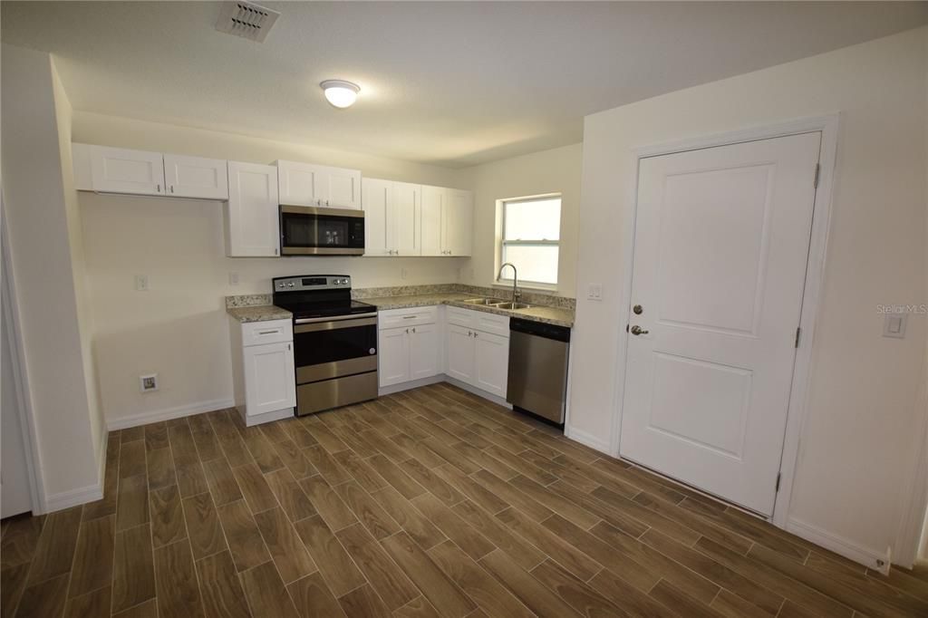 В аренду: $1,675 (3 спален, 2 ванн, 1040 Квадратных фут)