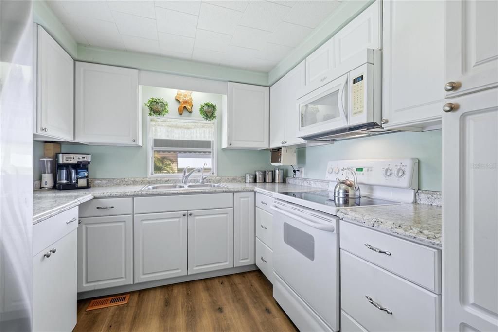 На продажу: $199,000 (2 спален, 2 ванн, 1152 Квадратных фут)