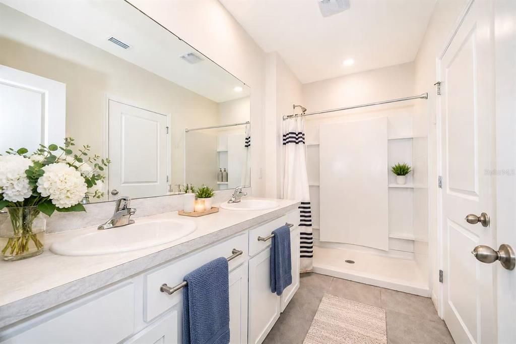 For Rent: $2,400 (3 beds, 2 baths, 1961 Square Feet)