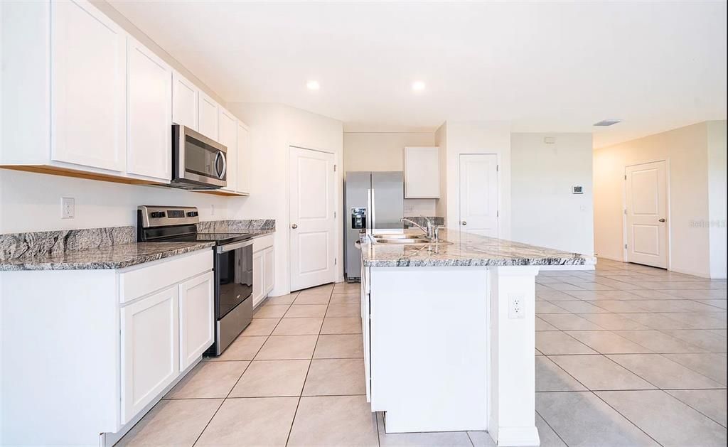 For Rent: $2,400 (3 beds, 2 baths, 1961 Square Feet)