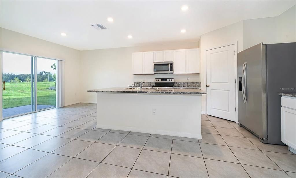 For Rent: $2,400 (3 beds, 2 baths, 1961 Square Feet)