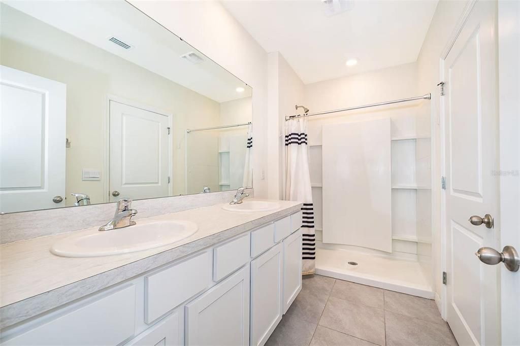 For Rent: $2,400 (3 beds, 2 baths, 1961 Square Feet)