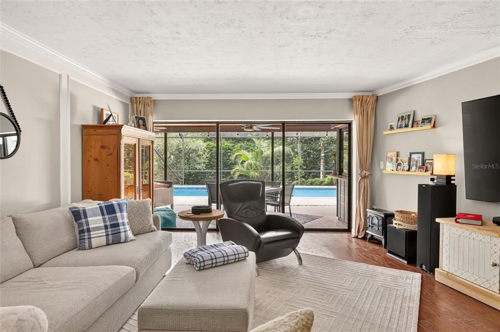 En Venta: $749,000 (4 camas, 3 baños, 2734 Pies cuadrados)