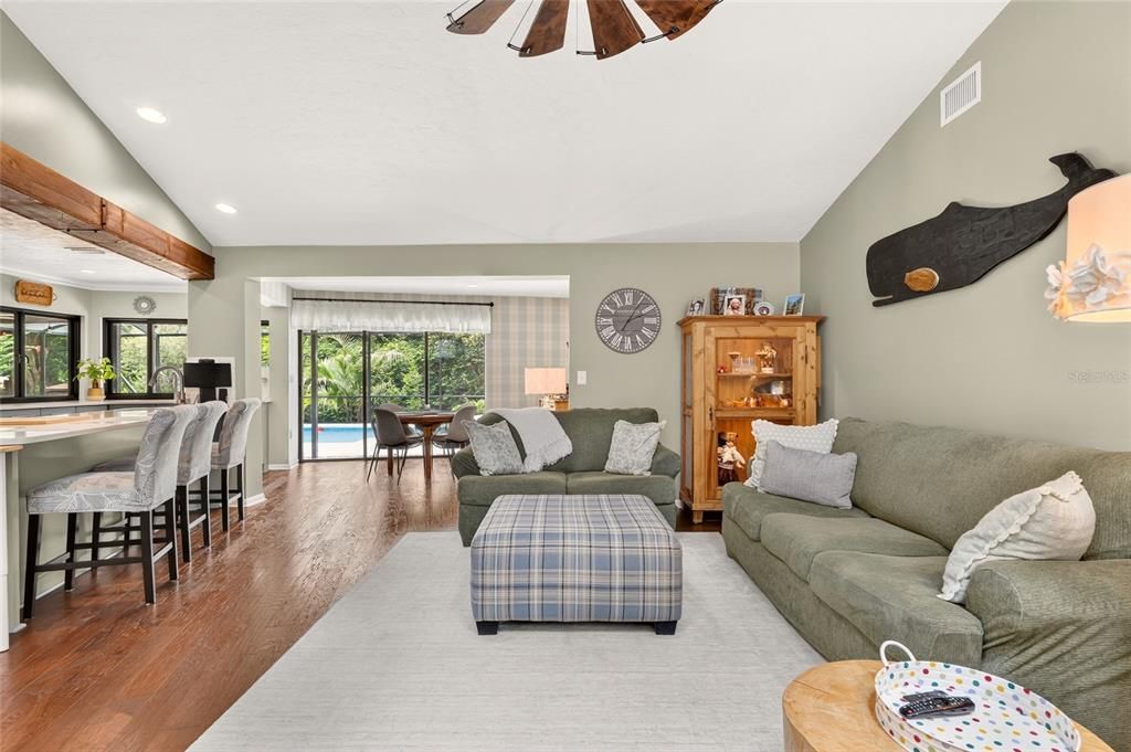 En Venta: $749,000 (4 camas, 3 baños, 2734 Pies cuadrados)