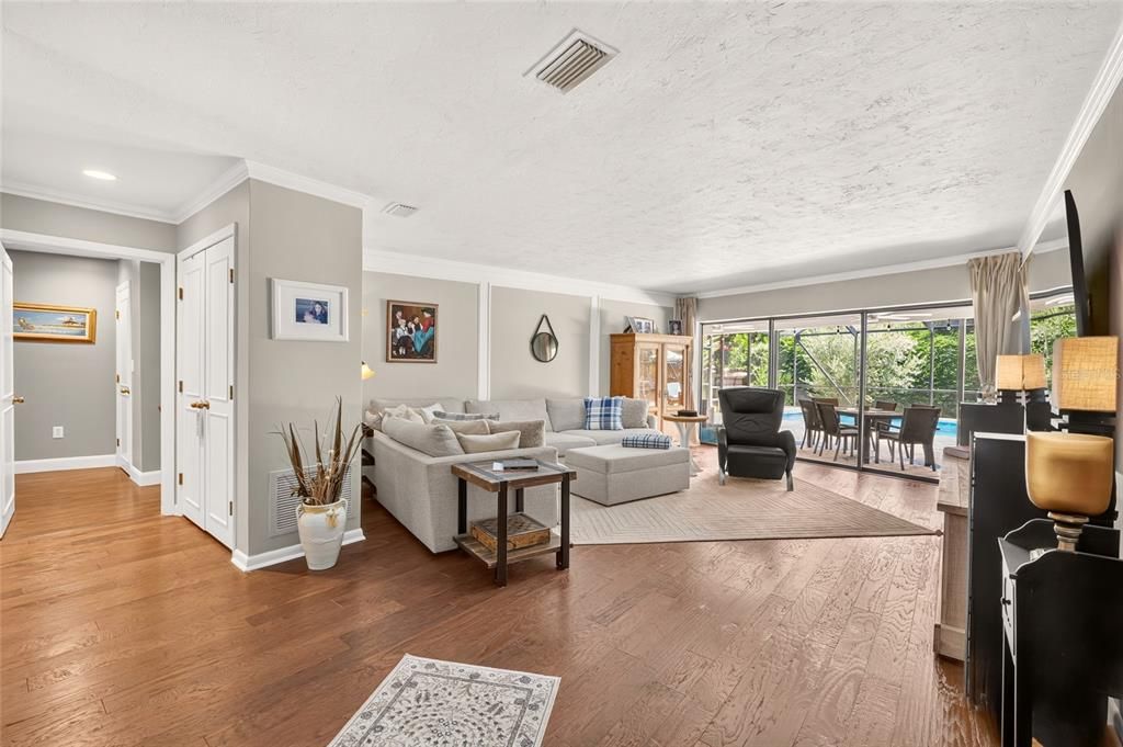 En Venta: $749,000 (4 camas, 3 baños, 2734 Pies cuadrados)