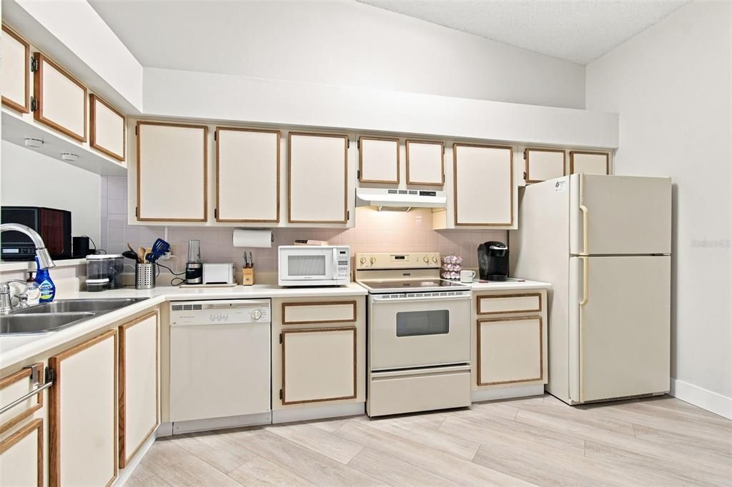 На продажу: $199,916 (2 спален, 2 ванн, 1076 Квадратных фут)