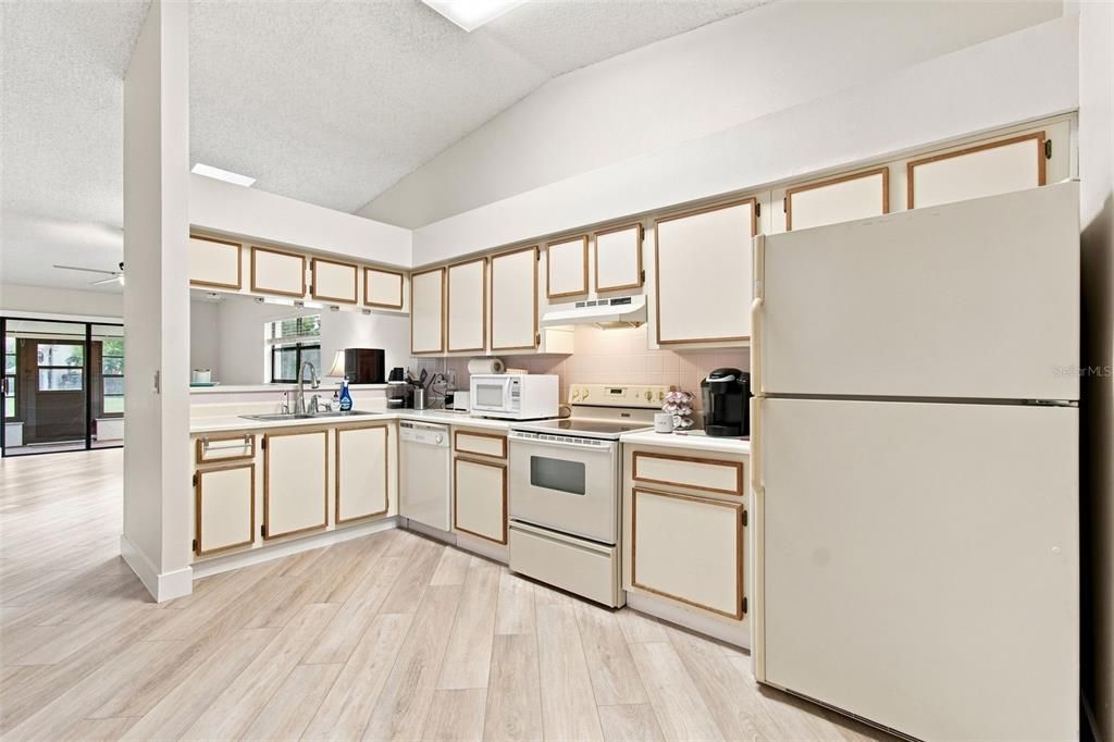 На продажу: $199,916 (2 спален, 2 ванн, 1076 Квадратных фут)