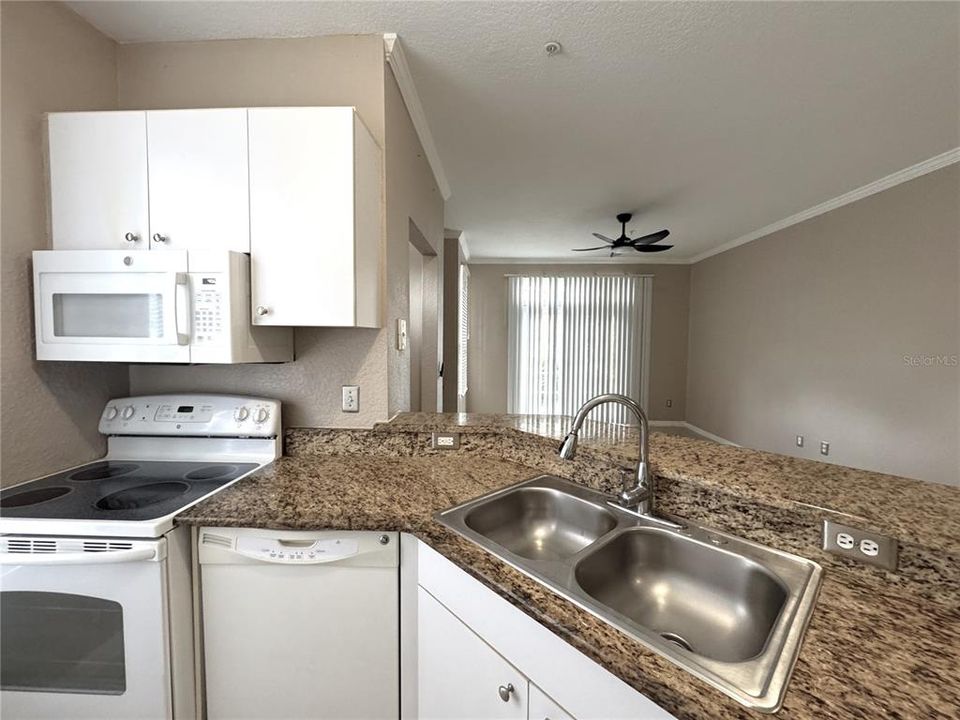 For Rent: $1,550 (1 beds, 1 baths, 794 Square Feet)