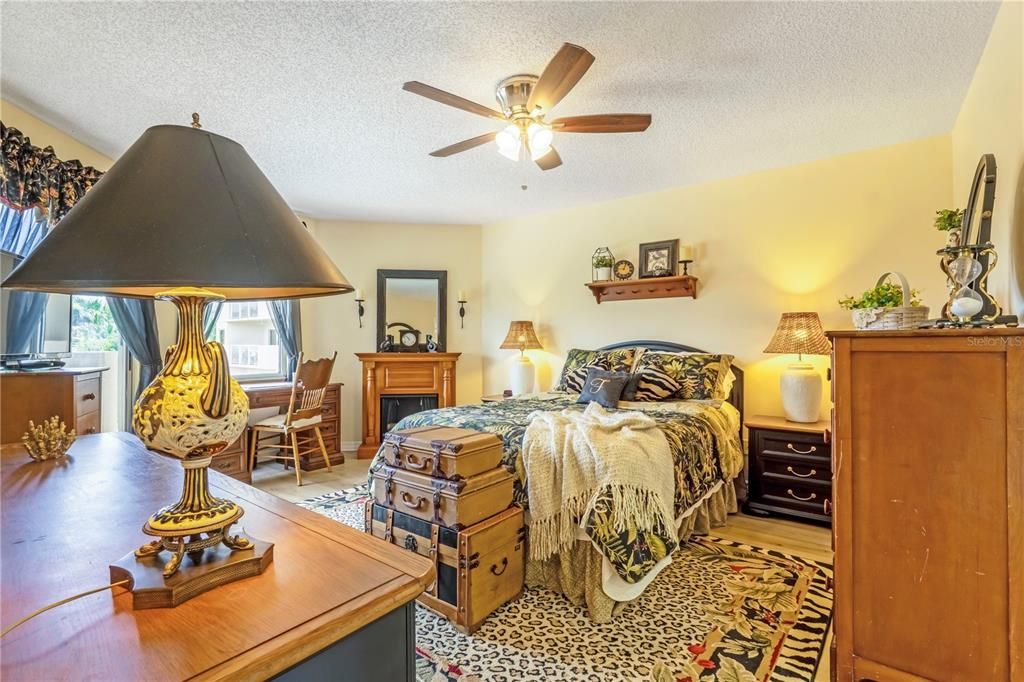 For Sale: $279,000 (2 beds, 2 baths, 1400 Square Feet)