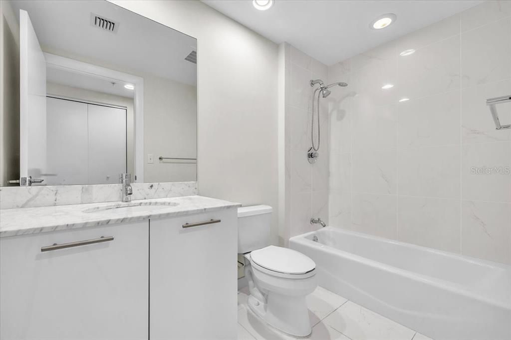 For Sale: $250,000 (2 beds, 2 baths, 1180 Square Feet)