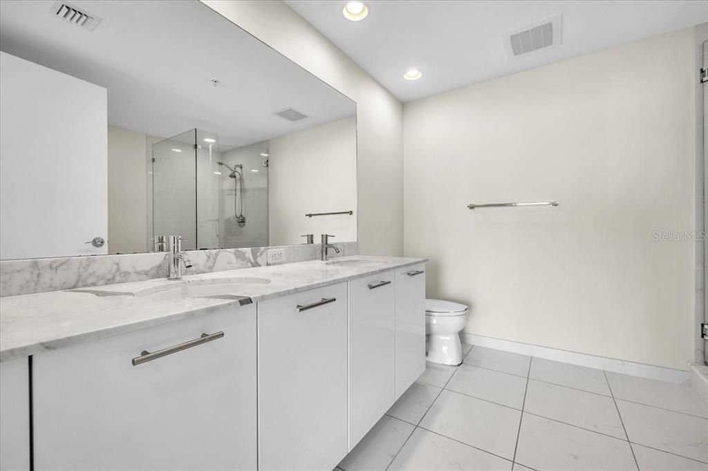 For Sale: $250,000 (2 beds, 2 baths, 1180 Square Feet)
